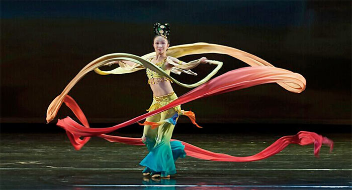 以婀娜多姿的身段,专业的美妙舞技,尽情演绎绚丽梦幻的精彩绸带舞.